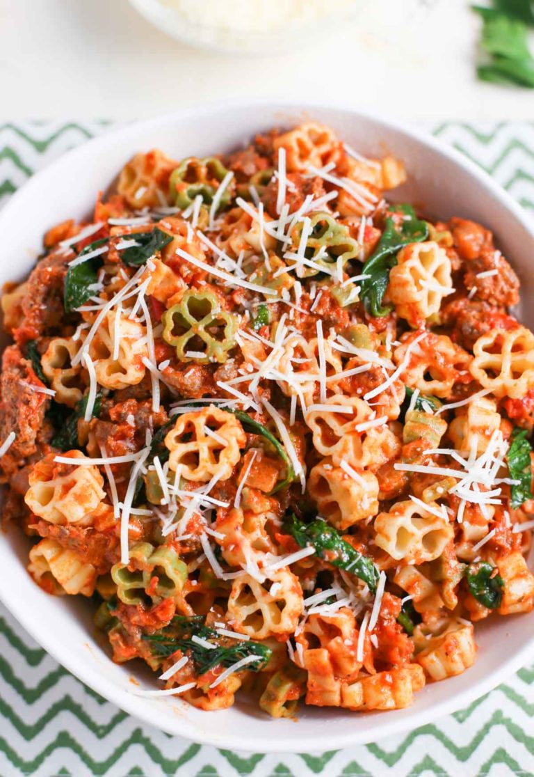 Pasta mit scharfer Wurst und Tomaten-Sahnesauce - RezeptFinden