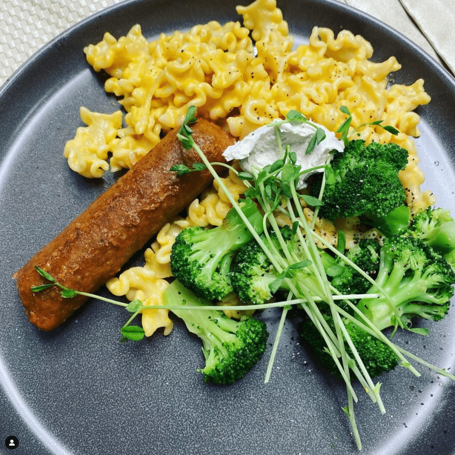 dinner plate with vegan mac and cheese ruffles