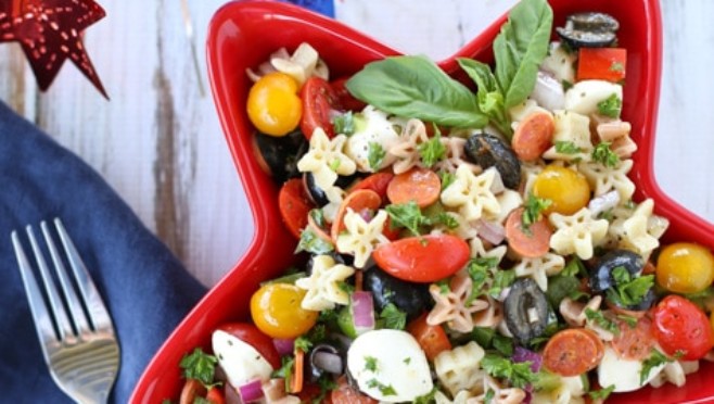 Supreme Pizza Pasta Salad | Delish combo of your favorite pizza ingredients! A simple side dish to any summer menu. Yum! The vinaigrette dressing ties it all together! | WorldofPastabilities.com